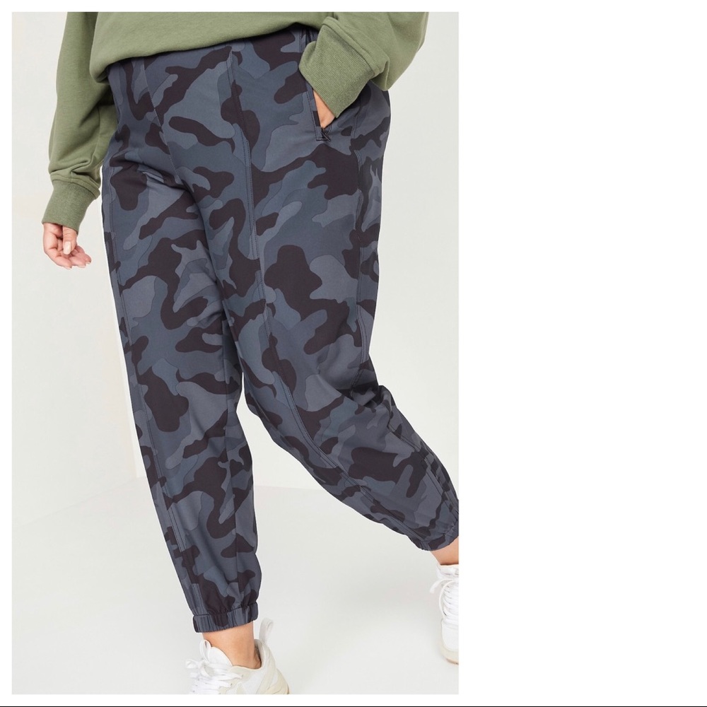 OLD NAVY Mid-Rise‎ StretchTech Camo Jogger Pants